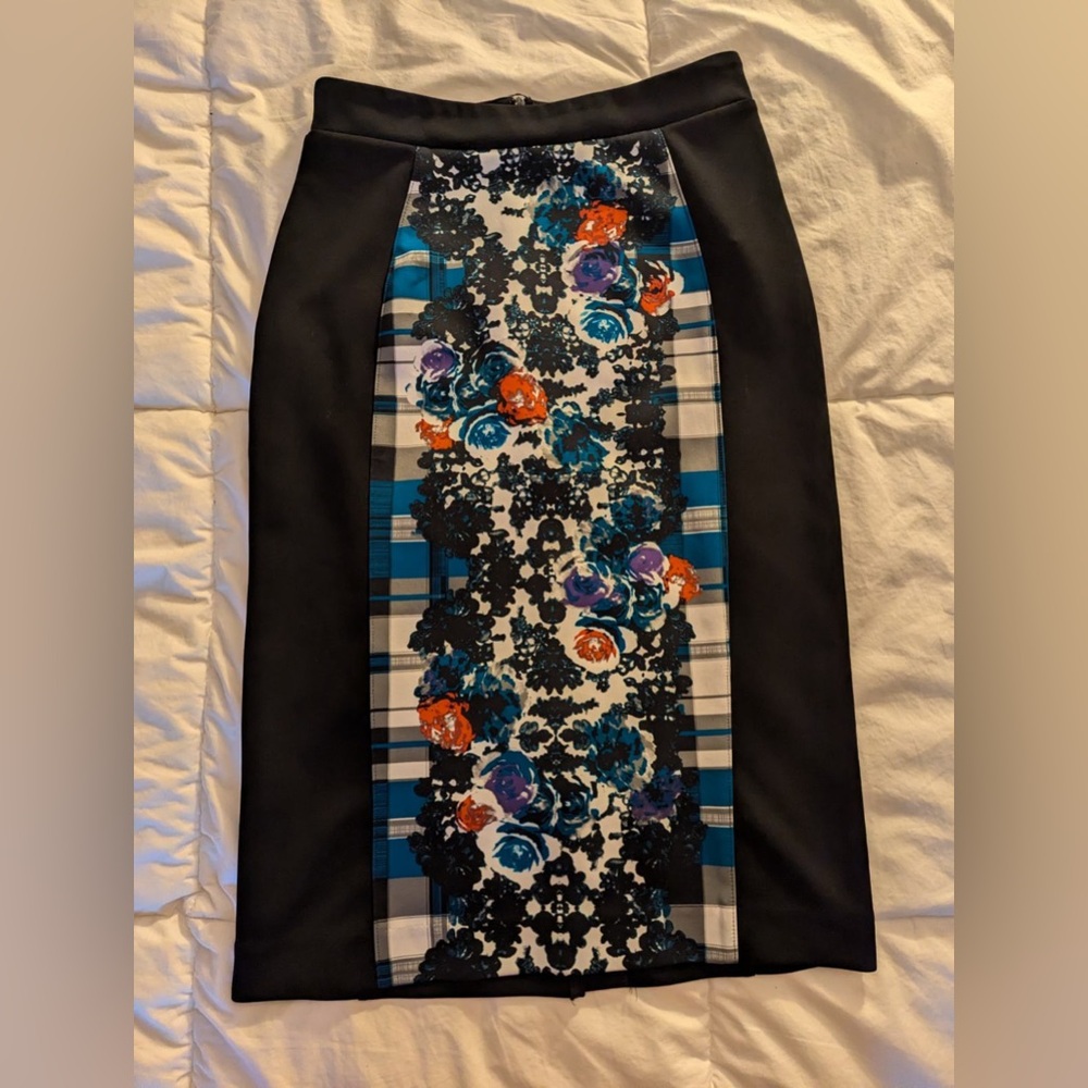 Pretty floral pencil skirt, by Nicole Miller, size small.